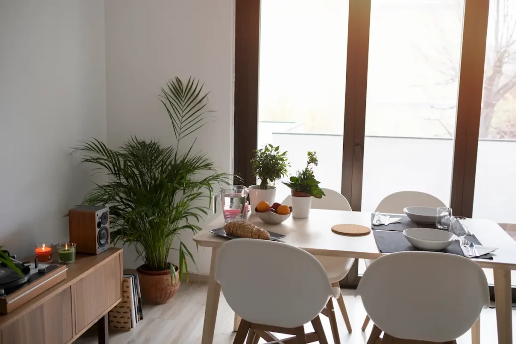 coloca la planta artificial grande en una esquina del comedor